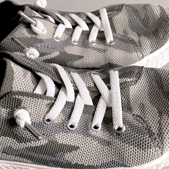 Madden NYC  Camouflage Slip-ons - Picture 3 of 9